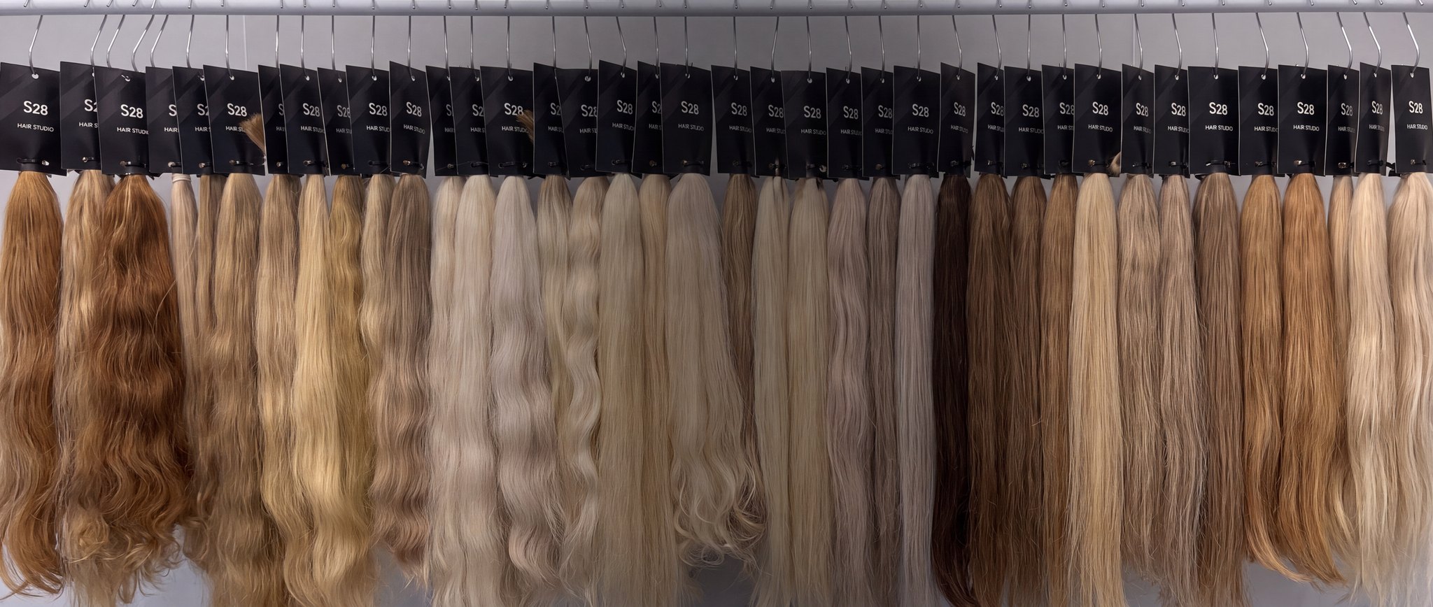 Uzorci kose različitih nijansi i struktura u salonu S28 Hair Extension